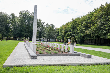 grobišče s spomenikom v Grajskem parku