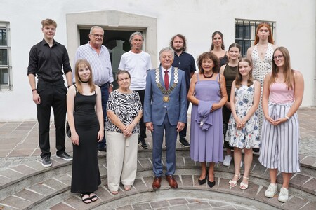 Župan z nagrajenci in odličnimi dijaki