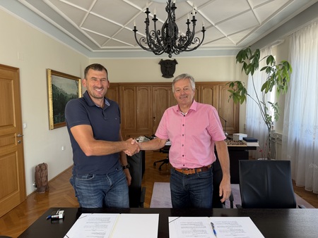 Župan in Jernej Mrak, direktor Kovinar - gradnje ST ob podpisu pogobe
