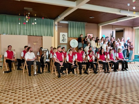 Pihalni orkester Lesce in Mladinski pevski zbor OŠ. A. T. Linharta Radovljica