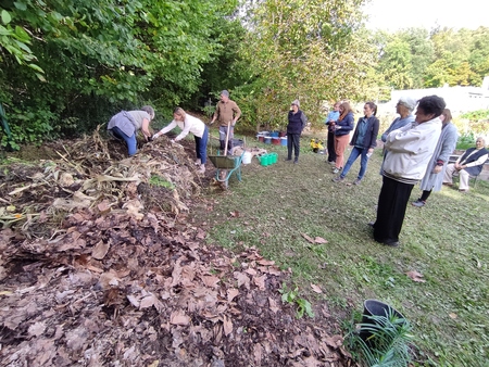 Kompostiranje po biodinamični metodi (foto: Staša Polajnar)